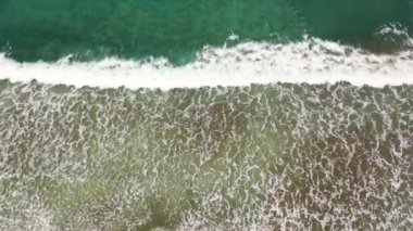 Deniz dalgalarının en üst görüntüsü.