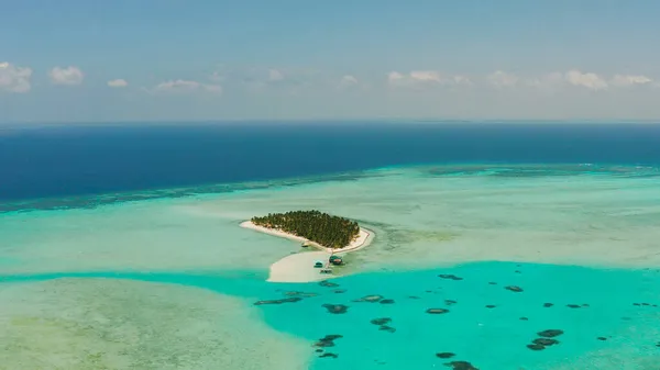 Isola tropicale con una spiaggia sull'atollo. Isola di Onok Balabac, Filippine. — Foto Stock