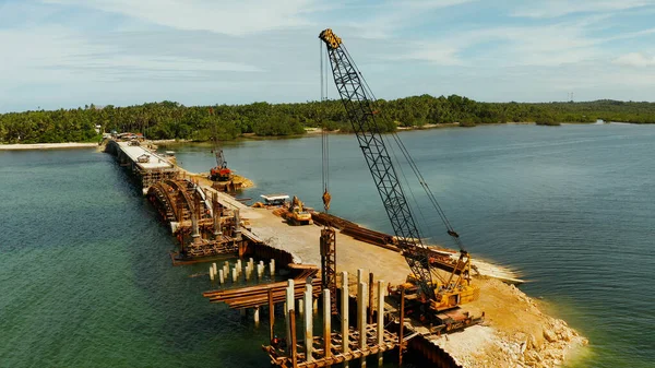 Conducción Pilotes Está Instalando Pilotes Hormigón Equipos Construcción Pesados Trabajadores — Foto de Stock