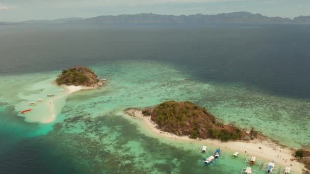 Pequeña isla tórpica con una playa de arena blanca, vista superior. — Vídeos de Stock