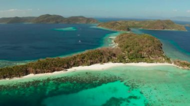 Kumlu plajlı tropik ada, Filipinler, Palawan