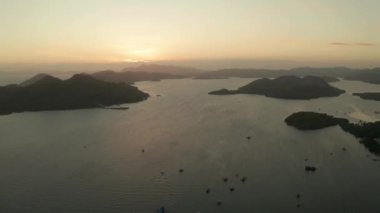Deniz ve adalar üzerinde gün batımı. Filipinler, Palawan