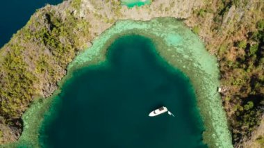 Göl kenarlı deniz burnu ve turkuaz su
