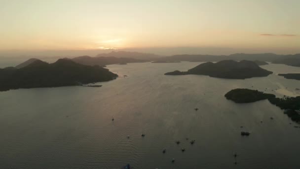 Puesta de sol sobre el mar y las islas. Filipinas, Palawan — Vídeo de stock