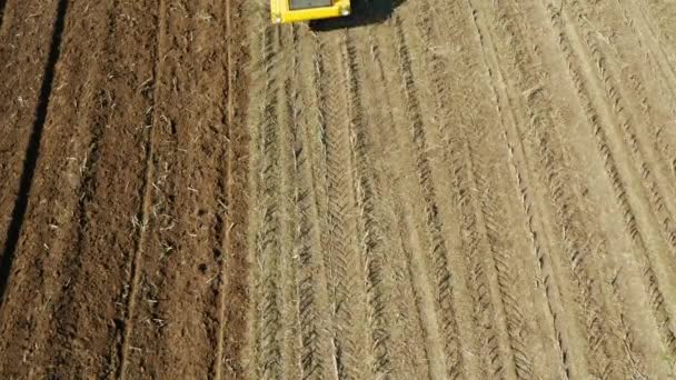 Tractor met schijveneggen op de landbouwgrond — Stockvideo