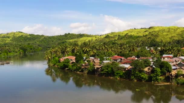 Εξοχή σε ένα μεγάλο τροπικό νησί. Μικρό χωριό στους καταπράσινους λόφους δίπλα στο ποτάμι. Η φύση των Φιλιππίνων, Samar — Αρχείο Βίντεο