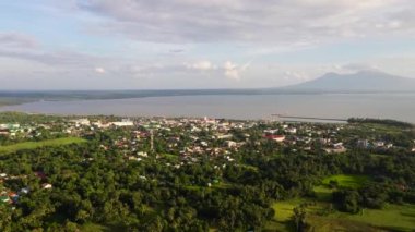 Sorsogon Şehri, Luzon, Filipinler. Deniz kenarındaki Asya kasabası, en üst manzara..