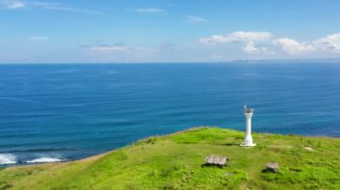 Deniz kenarındaki bir tepede deniz feneri, manzaralı. Basot Adası, Caramoan, Camarines Sur, Filipinler.