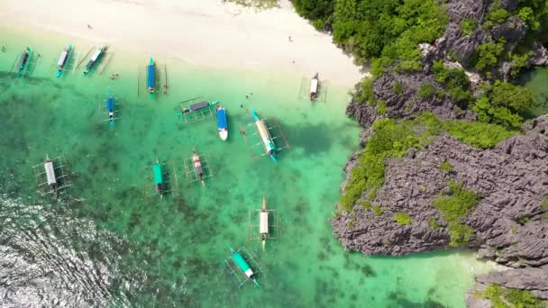Caramoan Islands, Camarines Sur, Matukad. Філіппіни. Човни та туристи на пляжі.. — стокове відео