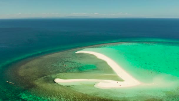 Trópusi sziget homokos stranddal. Camiguin, Fülöp-szigetek — Stock videók