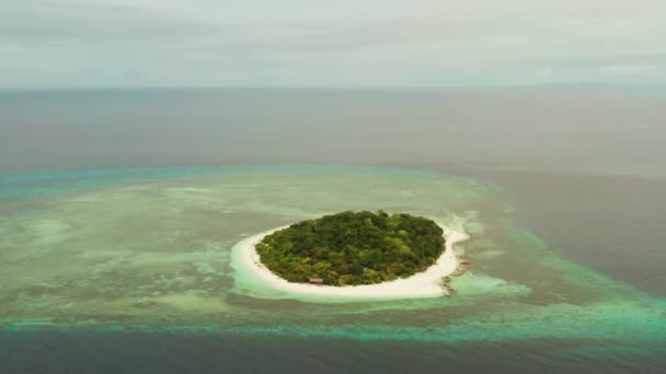 Tropisch eiland met zandstrand. Mantigue Island, Filipijnen — Stockvideo