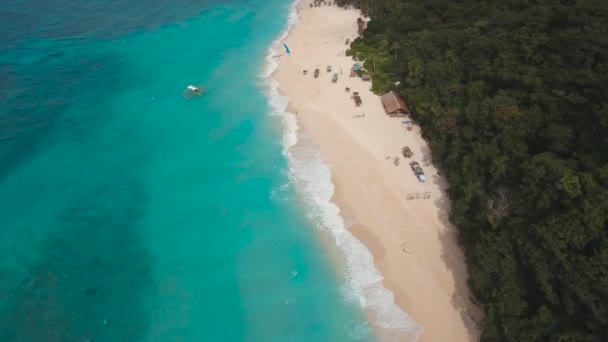 Playa de arena tropical con palmeras — Vídeo de stock