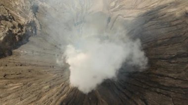 Krateri olan aktif bir volkan. Gunung Bromo, Jawa, Endonezya.