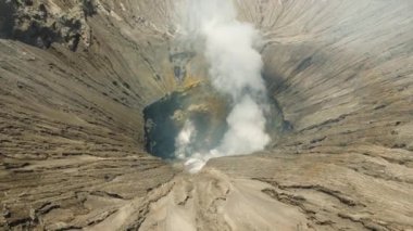 Krateri olan aktif bir volkan. Gunung Bromo, Jawa, Endonezya.