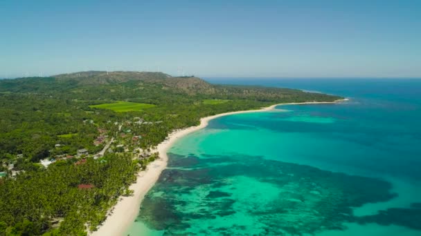 Paisaje tropical con una hermosa playa. — Vídeo de stock