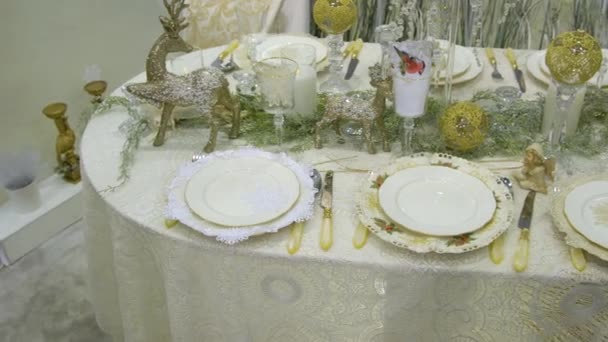 Piękne świąteczne nakrycie stołu. — Wideo stockowe