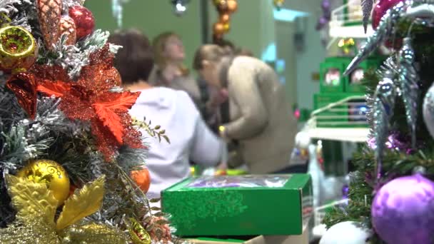Магазин рождественских украшений и подарков. — стоковое видео