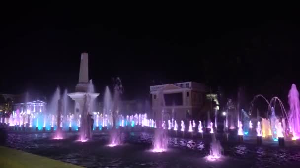 Dansende fontein show. Vigan City, Filipijnen. — Stockvideo