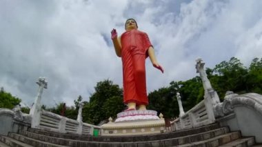 Yürüyen Buda heykeli. Ranawana Purana Rajamaha Viharaya, Sri Lanka.