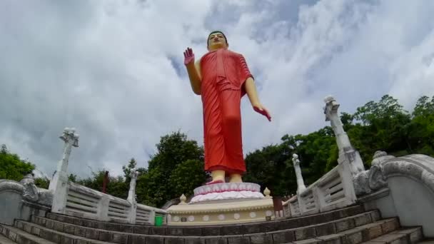 Ένα άγαλμα του Βούδα. Ranawana Purana Rajamaha Viharaya, Σρι Λάνκα. — Αρχείο Βίντεο