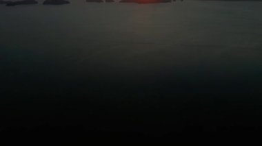 Gün batımındaki güzel körfez. Hava görünümü.