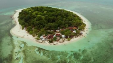 Kumlu bir tropik ada. Mantigue Adası, Filipinler