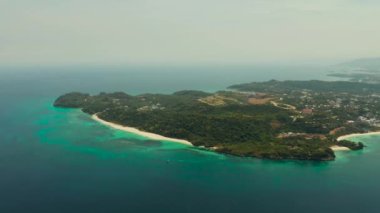 Kumlu plajı olan tropik bir ada, Boracay, Filipinler