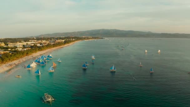 热带海滩和帆船，菲律宾Boracay — 图库视频影像