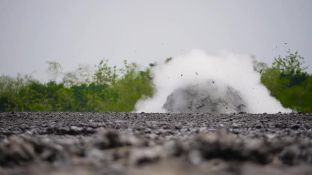 인도네시아의 쿠우를 강타 한 진흙 화산 — 비디오