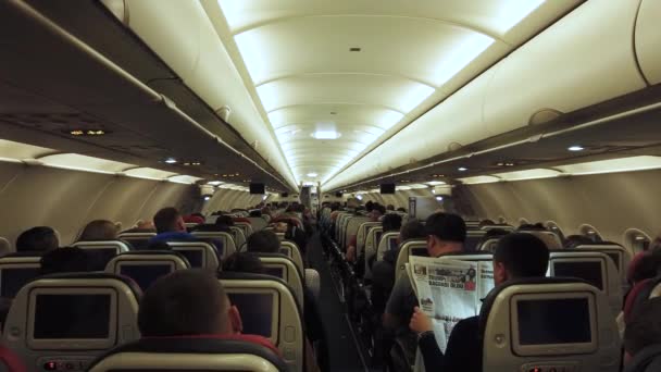 Vliegtuigcabine met passagiers. — Stockvideo