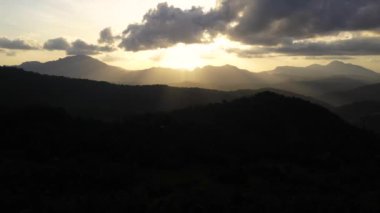Gün batımında dağ manzarası. Sri Lanka.