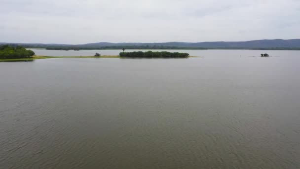 Tropical landscape in Sri Lanka: lake and mountains. — Stock Video