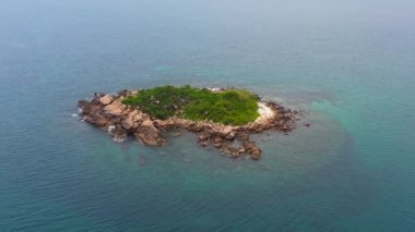 Açık deniz manzaralı tropikal ada.