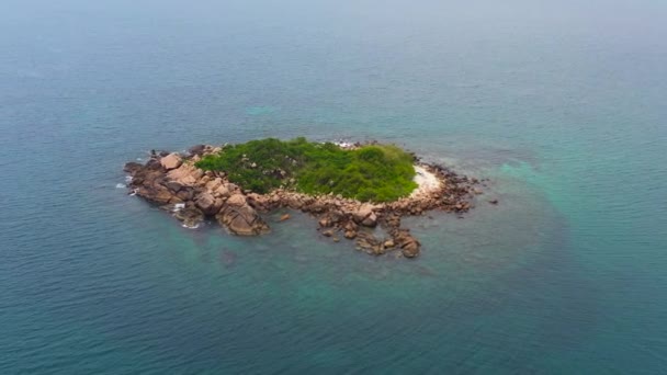 Τροπικό νησί στην ανοιχτή θέα στη θάλασσα από ψηλά. — Αρχείο Βίντεο