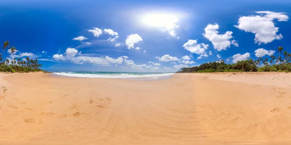 Paisaje tropical con una hermosa playa. Sri Lanka. 360 panorama VR. — Foto de Stock