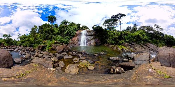 Schöner tropischer Wasserfall. Thaliya Wetuna Ella Falls. Virtuelle Realität 360. — Stockfoto