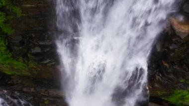Yeşil ormandaki güzel şelalenin manzarası.