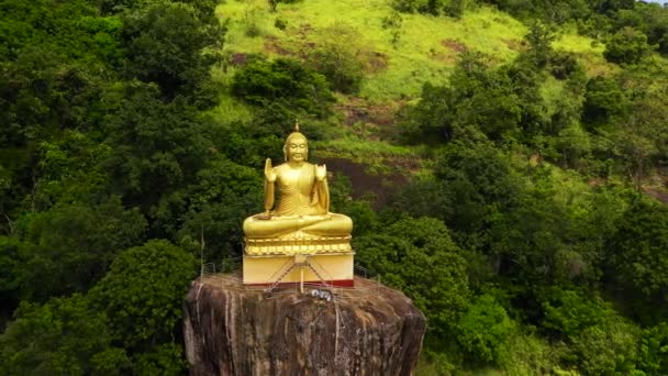 Bovenaanzicht van Boeddhistische tempel met een Boeddhabeeld in de bergen. Sri Lanka — Stockvideo