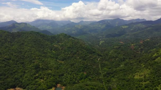 Luchtfoto van bergen met regenwoud en wolken. Sri Lanka. — Stockvideo