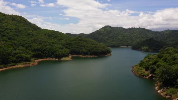 有湖泊的山地景观。维多利亚水库. — 图库视频影像