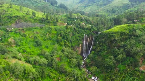 Uitzicht op de watervallen tussen het groene bos. Sri Lanka. — Stockvideo