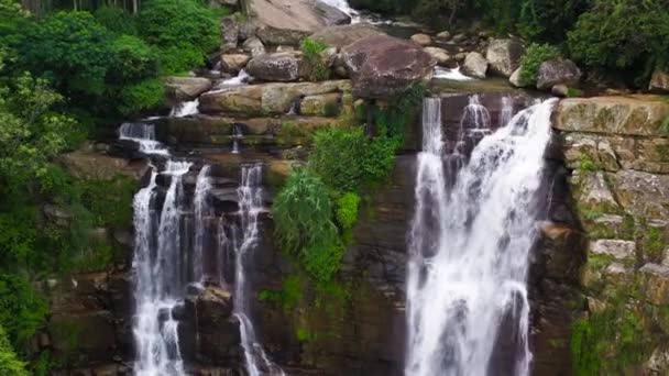 Bovenaanzicht van Prachtige waterval in groen bos. — Stockvideo