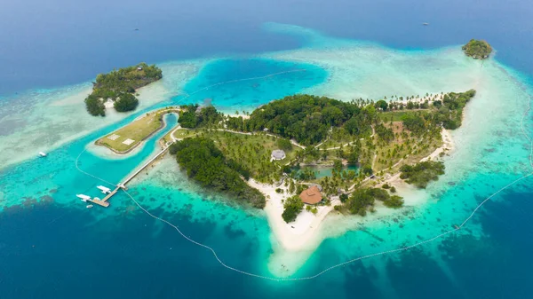 Isla tropical con playa. Isla de Malipano, Filipinas, Samal. — Foto de Stock