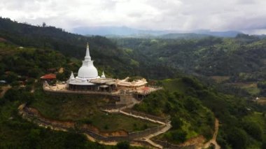 Mahamevnawa Budist Manastırı 'nın en iyi manzarası. Bandarawela, Sri Lanka.