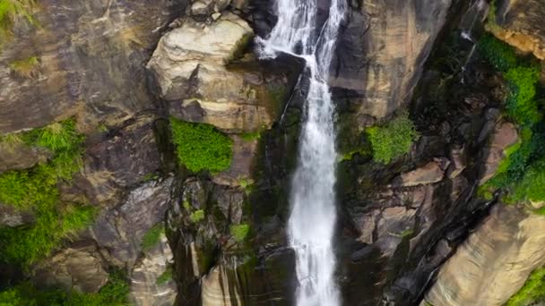 Prachtige waterval in het regenwoud uitzicht van boven. Watervallen van Rawana. — Stockvideo