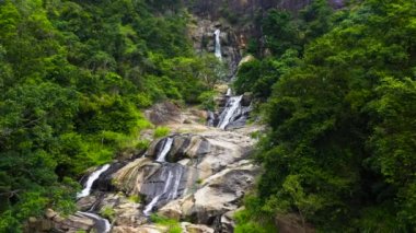 Yeşil ormanda güzel bir şelale. Rawana Şelalesi.