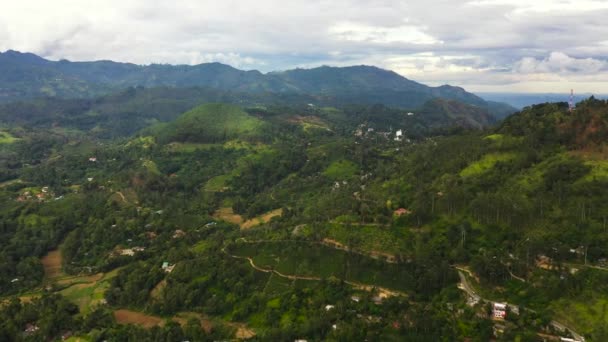 Luchtvaart drone van de stad Ella in de bergachtige provincie Sri Lanka. — Stockvideo