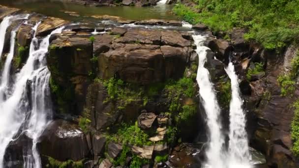 A tropical waterfall in a mountain canyon. — Vídeo de Stock