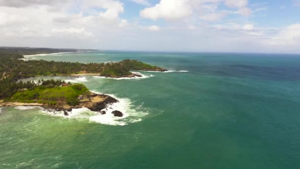 Pobřeží a oceán na ostrově Srí Lanka. — Stock video