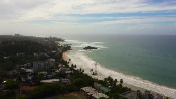 Top view of Beautiful Mirissa beach in Sri Lanka. — Stok video